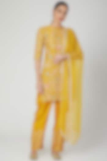 Mustard Embroidered Kurta Set by Priyanka Jain at Pernia's Pop Up Shop