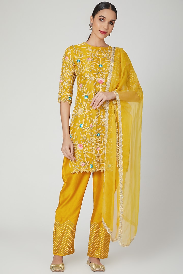 Mustard Embroidered Kurta Set by Priyanka Jain at Pernia's Pop Up Shop