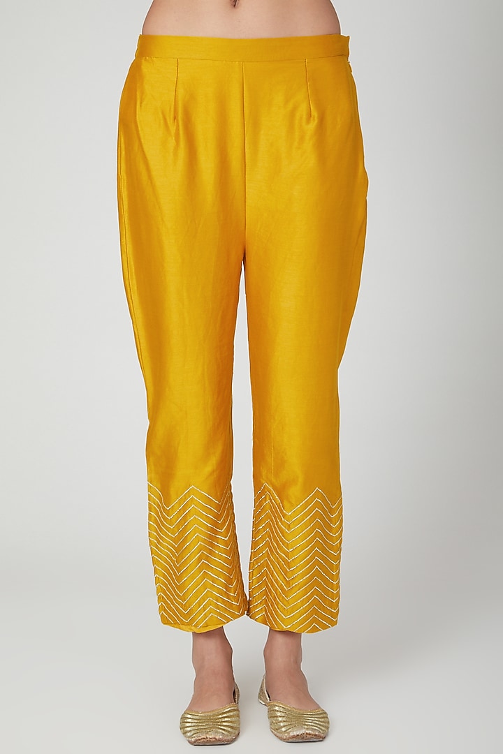 Mustard Embroidered Kurta Set by Priyanka Jain at Pernia's Pop Up Shop