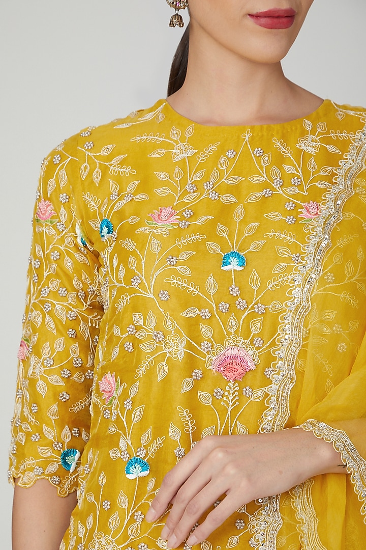 Mustard Embroidered Kurta Set by Priyanka Jain at Pernia's Pop Up Shop