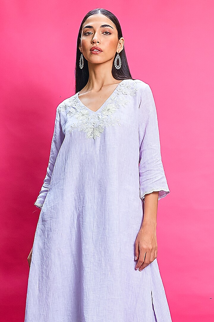 Lilac Linen Embroidered Kurta Set by Priyanka Jain at Pernia's Pop Up Shop