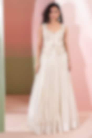 Ivory Mul Chanderi Dabka Embroidered Wedding Lehenga Set by Priyanka Jain at Pernia's Pop Up Shop