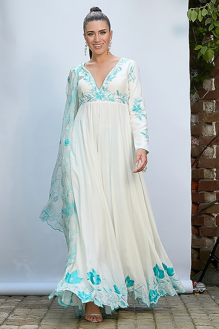 White Italian Crepe Embroidered Anarkali Set by Priyanka Jain at Pernia's Pop Up Shop