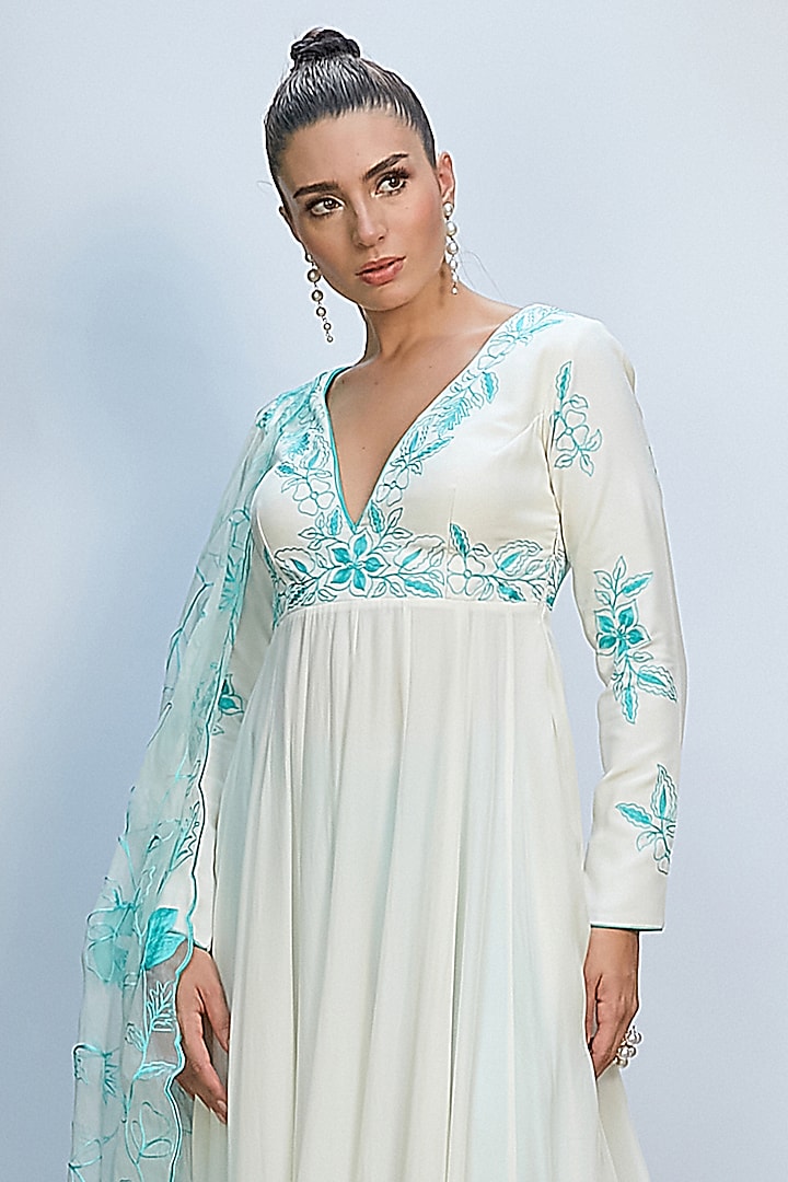 White Italian Crepe Embroidered Wedding Anarkali Set by Priyanka Jain at Pernia's Pop Up Shop