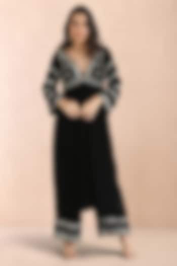 Black Velvet Zari Embroidered Kurta Set by Priyanka Jain at Pernia's Pop Up Shop