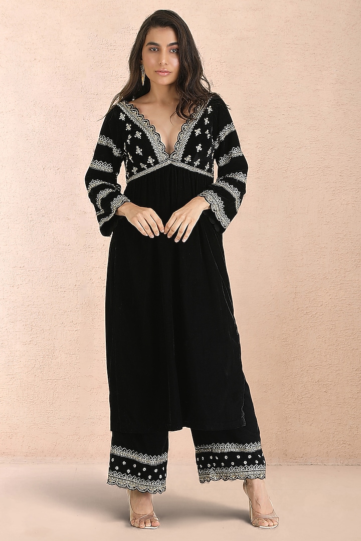 Black Velvet Zari Embroidered Kurta Set by Priyanka Jain at Pernia's Pop Up Shop