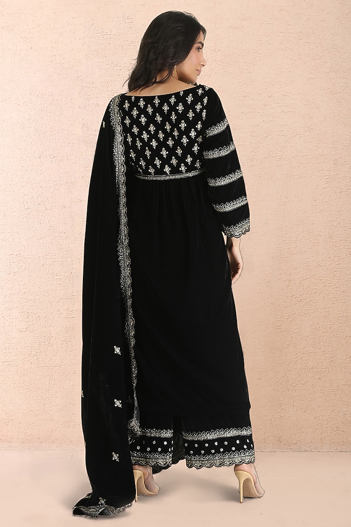 Black Velvet Zari Embroidered Kurta Set by Priyanka Jain at Pernia's Pop Up Shop