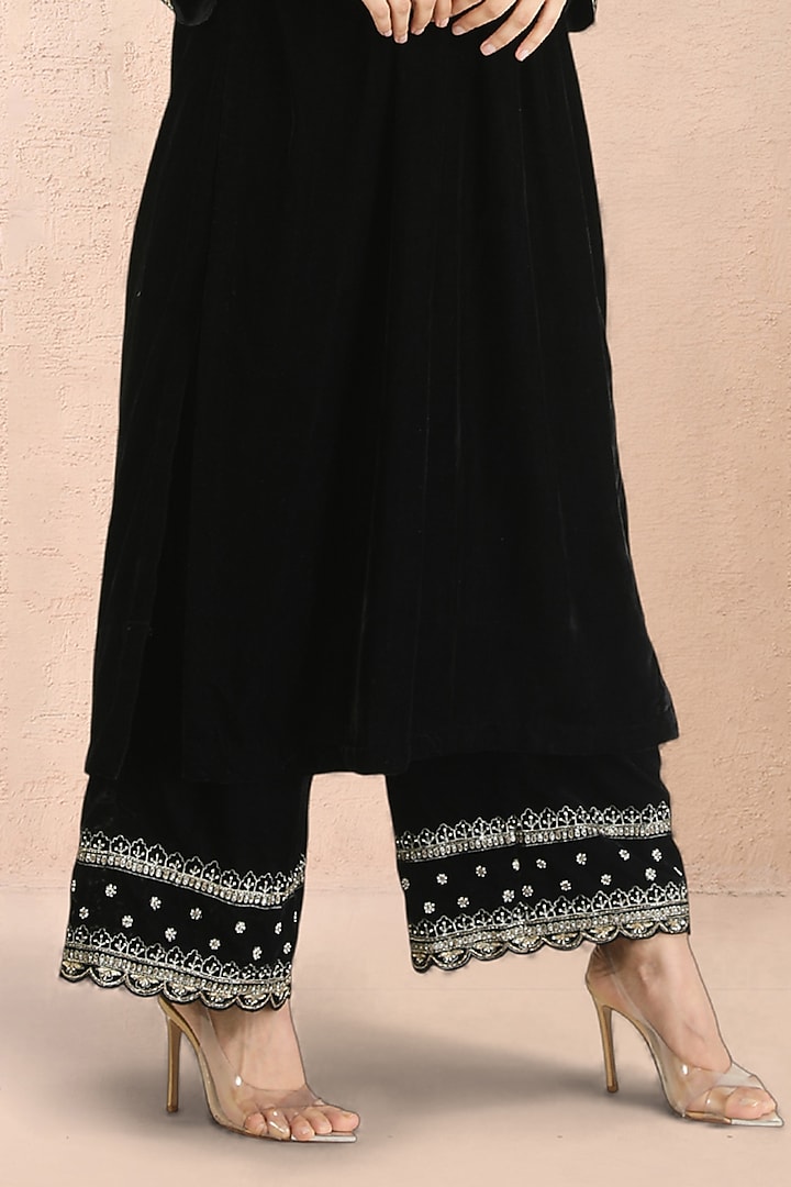 Black Velvet Zari Embroidered Kurta Set by Priyanka Jain at Pernia's Pop Up Shop