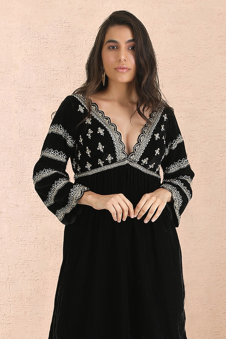 Black Velvet Zari Embroidered Kurta Set by Priyanka Jain at Pernia's Pop Up Shop