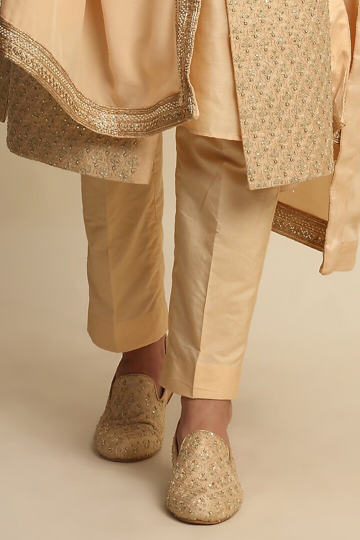 Golden Raw Silk & Crepe Embroidered Groom Sherwani Set by Priyanka Jain Men at Pernia's Pop Up Shop