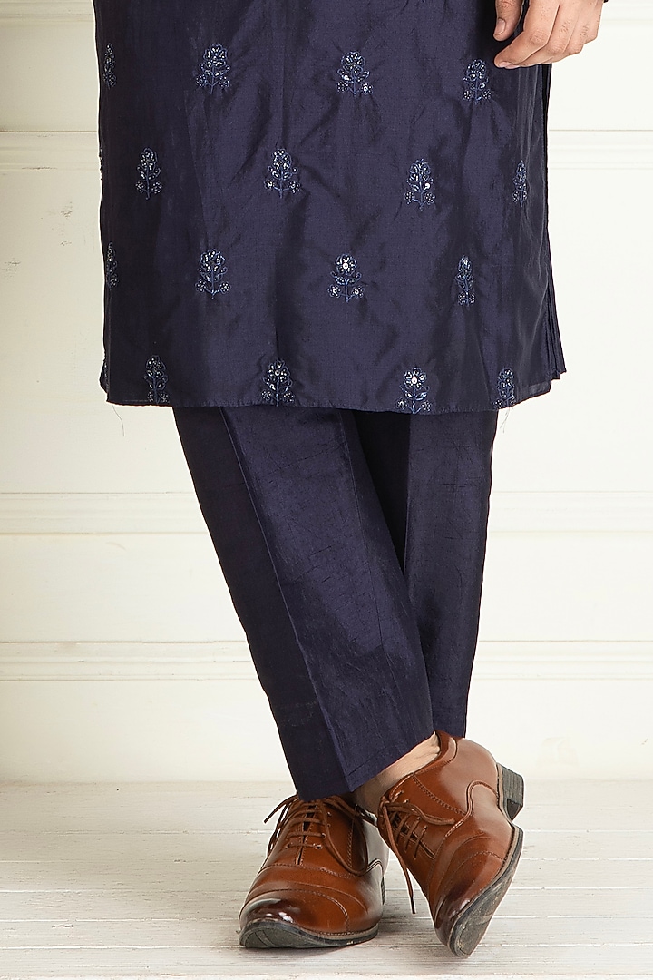 Midnight Blue Silk Hand Embroidered Kurta Set by Priyanka Jain Men at Pernia's Pop Up Shop