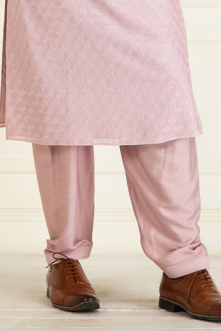 Lilac Cotton Embroidered Kurta Set by Priyanka Jain Men at Pernia's Pop Up Shop