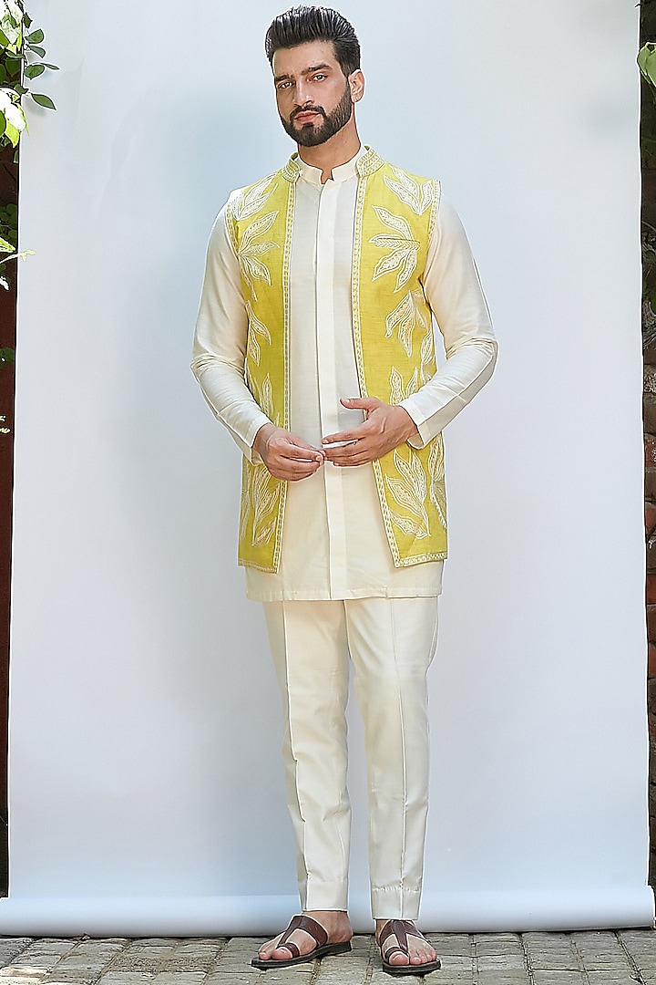 Yellow Dupion Silk Aari Embroidered Indowestern Set by Priyanka Jain Men at Pernia's Pop Up Shop