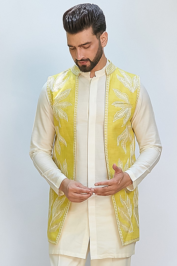 Yellow Dupion Silk Aari Embroidered Wedding Indowestern Set by Priyanka Jain Men at Pernia's Pop Up Shop
