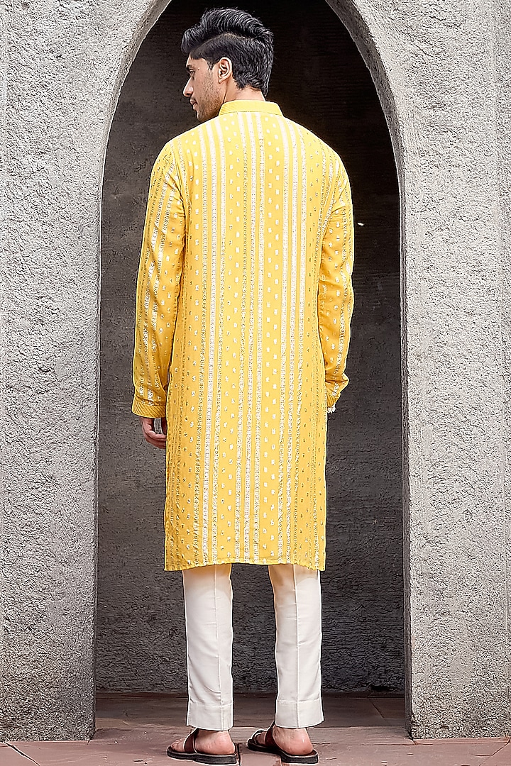 Yellow Shimmer Georgette Kurta Set by Priyanka Jain Men at Pernia's Pop Up Shop