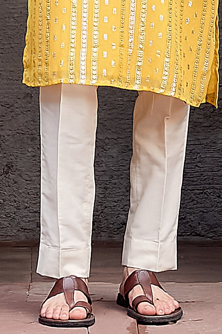 Yellow Shimmer Georgette Kurta Set by Priyanka Jain Men at Pernia's Pop Up Shop