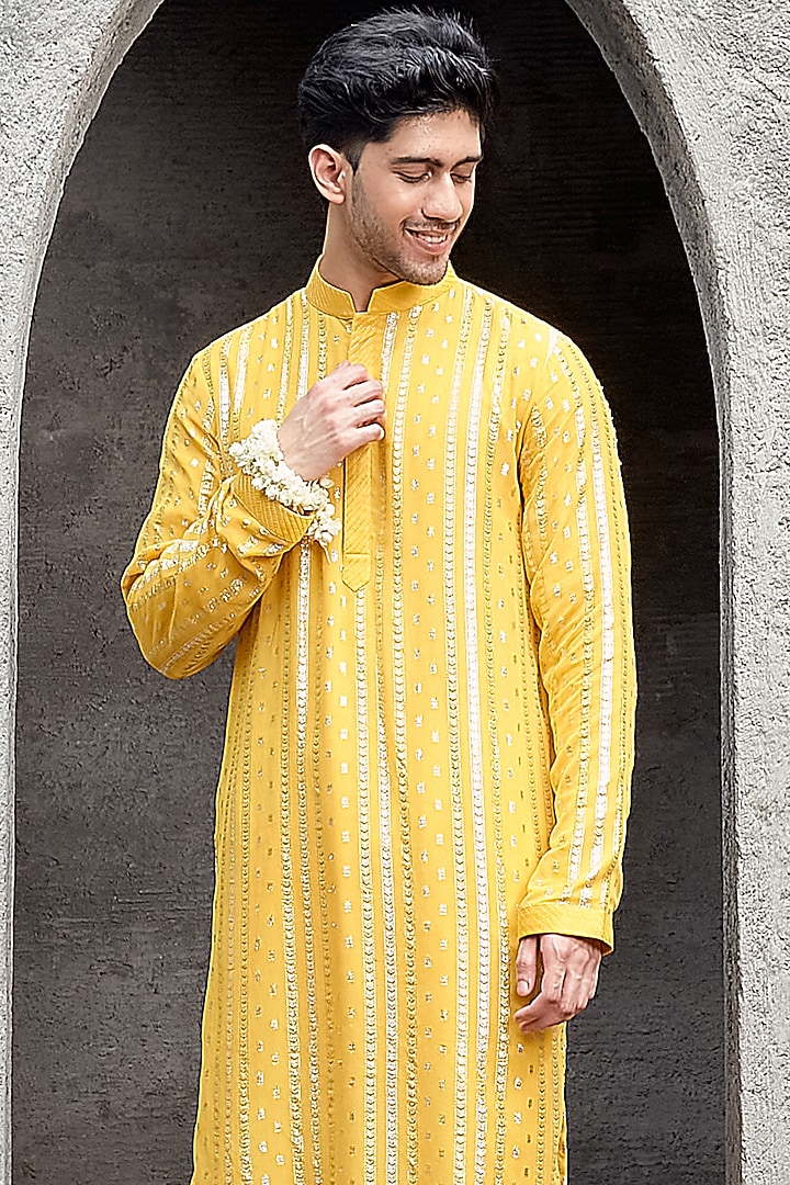 Yellow Shimmer Georgette Kurta Set by Priyanka Jain Men at Pernia's Pop Up Shop