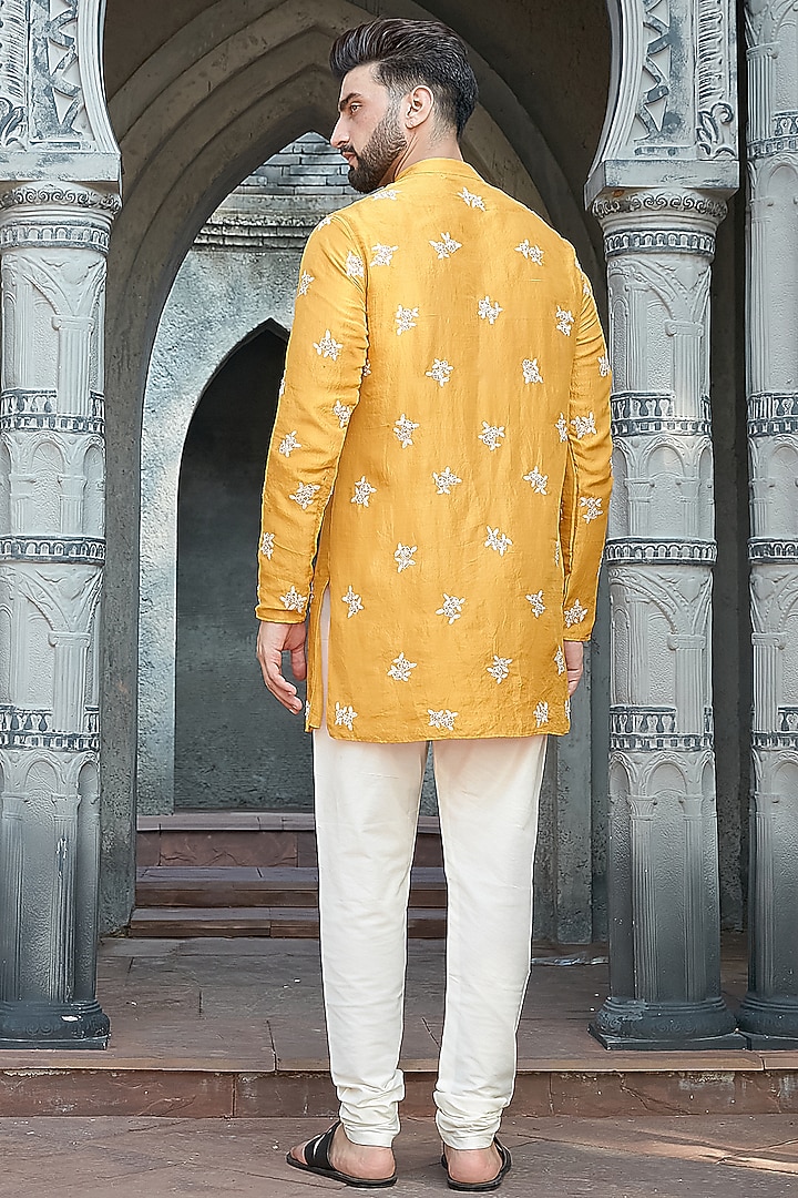 Mustard Silk Embroidered Short Kurta Set by Priyanka Jain Men at Pernia's Pop Up Shop