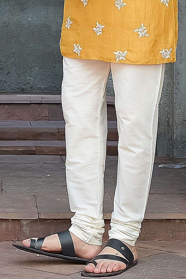 Mustard Silk Embroidered Short Kurta Set by Priyanka Jain Men at Pernia's Pop Up Shop