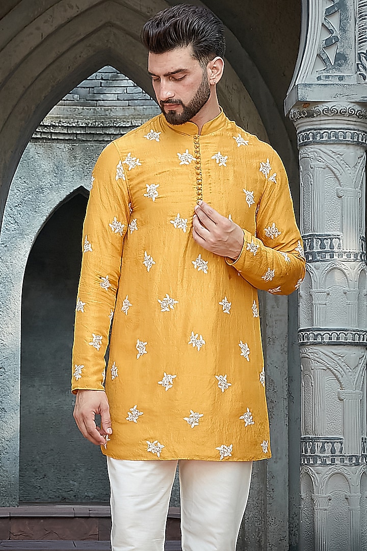 Mustard Silk Embroidered Short Kurta Set by Priyanka Jain Men at Pernia's Pop Up Shop