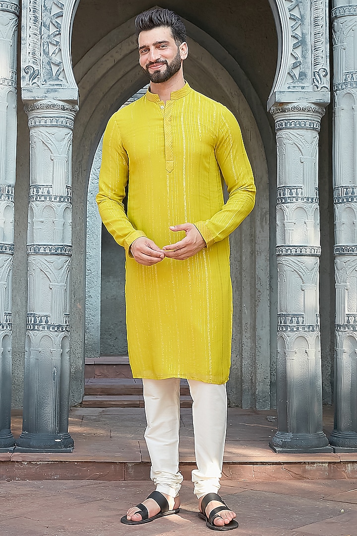 Green Shimmer Georgette Kurta Set by Priyanka Jain Men at Pernia's Pop Up Shop