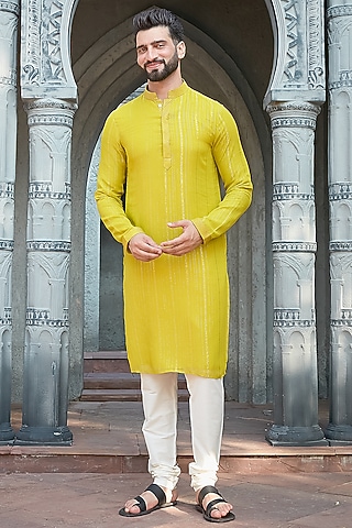 Green Shimmer Georgette Kurta Set by Priyanka Jain Men