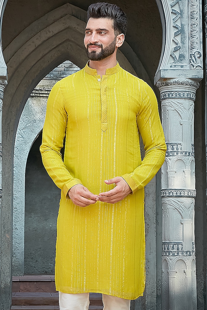 Green Shimmer Georgette Kurta Set by Priyanka Jain Men at Pernia's Pop Up Shop