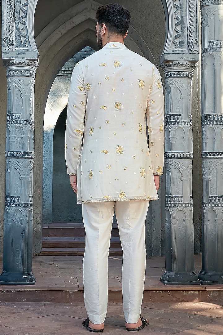 Ivory Chanderi Floral Embroidered Short Kurta Set by Priyanka Jain Men at Pernia's Pop Up Shop