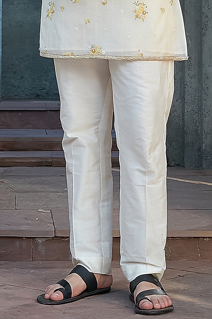 Ivory Chanderi Floral Embroidered Short Kurta Set by Priyanka Jain Men at Pernia's Pop Up Shop