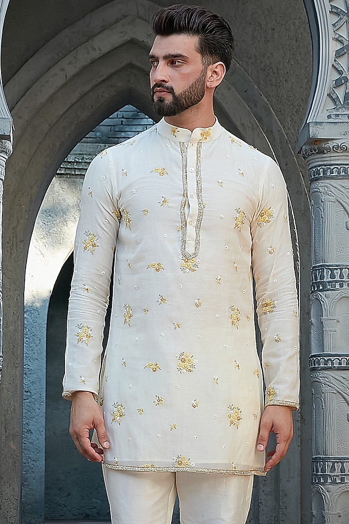 Ivory Chanderi Floral Embroidered Short Kurta Set by Priyanka Jain Men at Pernia's Pop Up Shop