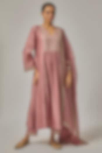 Onion Pink Chanderi Hand Embroidered Kurta Set by Priyal Prakash at Pernia's Pop Up Shop