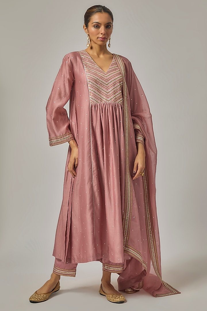 Onion Pink Chanderi Hand Embroidered Kurta Set by Priyal Prakash at Pernia's Pop Up Shop
