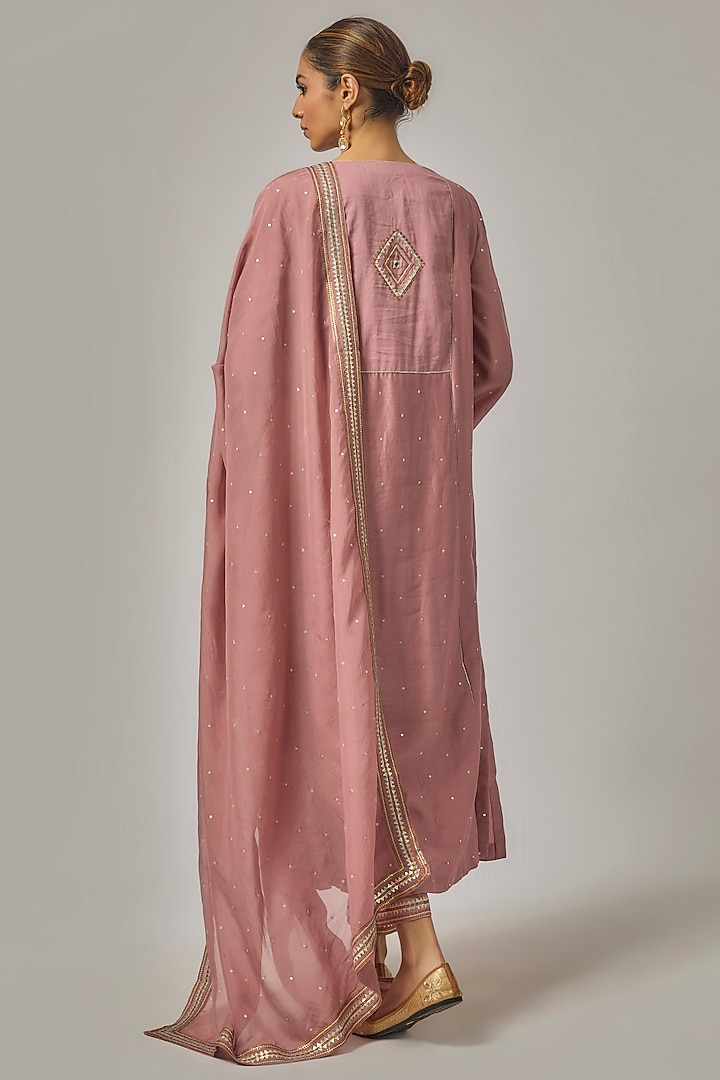 Onion Pink Chanderi Hand Embroidered Kurta Set by Priyal Prakash at Pernia's Pop Up Shop