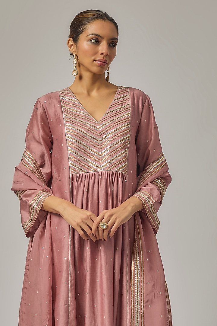 Onion Pink Chanderi Hand Embroidered Kurta Set by Priyal Prakash at Pernia's Pop Up Shop