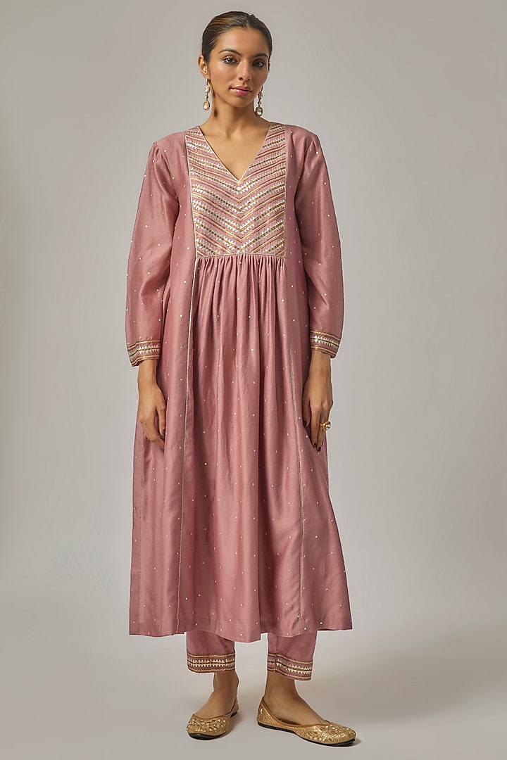 Onion Pink Chanderi Hand Embroidered Kurta Set by Priyal Prakash at Pernia's Pop Up Shop