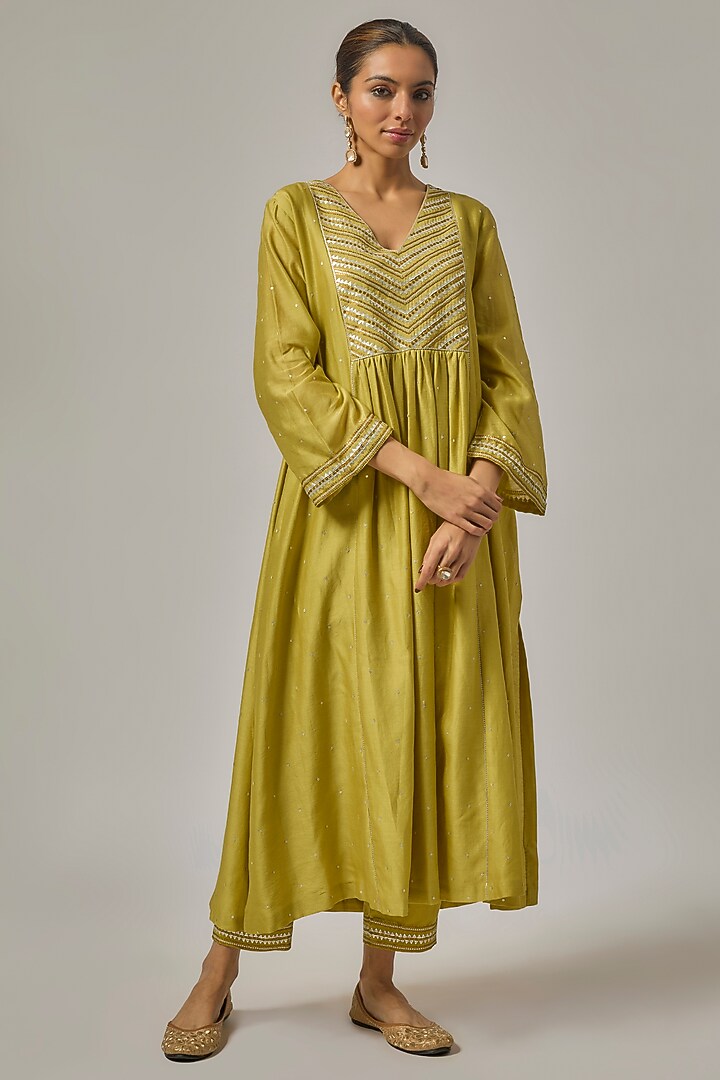 Pistachio Green Chanderi Hand Embroidered Kurta Set by Priyal Prakash at Pernia's Pop Up Shop
