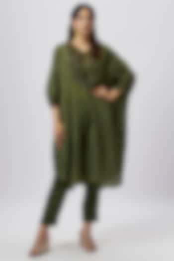 Hunter Green Crepe Resham Work Kaftan Set by Prisho at Pernia's Pop Up Shop