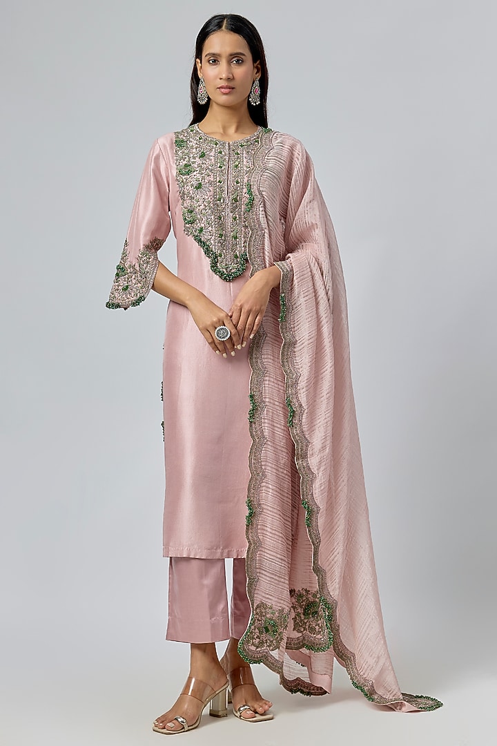 Famonigo Pink Silk Thread Embroidered Kurta Set by Prisho at Pernia's Pop Up Shop