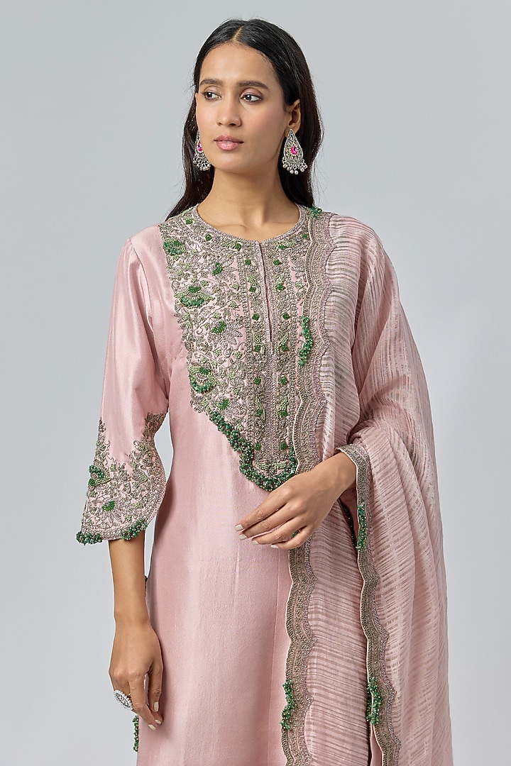 Famonigo Pink Silk Thread Embroidered Kurta Set by Prisho at Pernia's Pop Up Shop