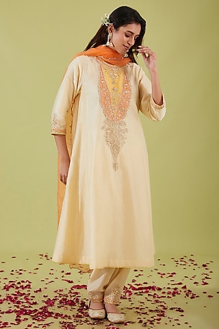 White Chanderi Sequins Embroidered Kalidar Kurta Set by saina kapoor