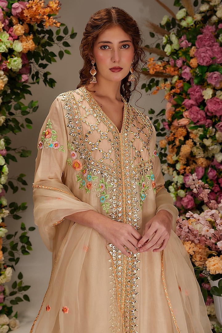 Beige Chanderi Resham Work Kurta Set by saina kapoor at Pernia's Pop Up Shop
