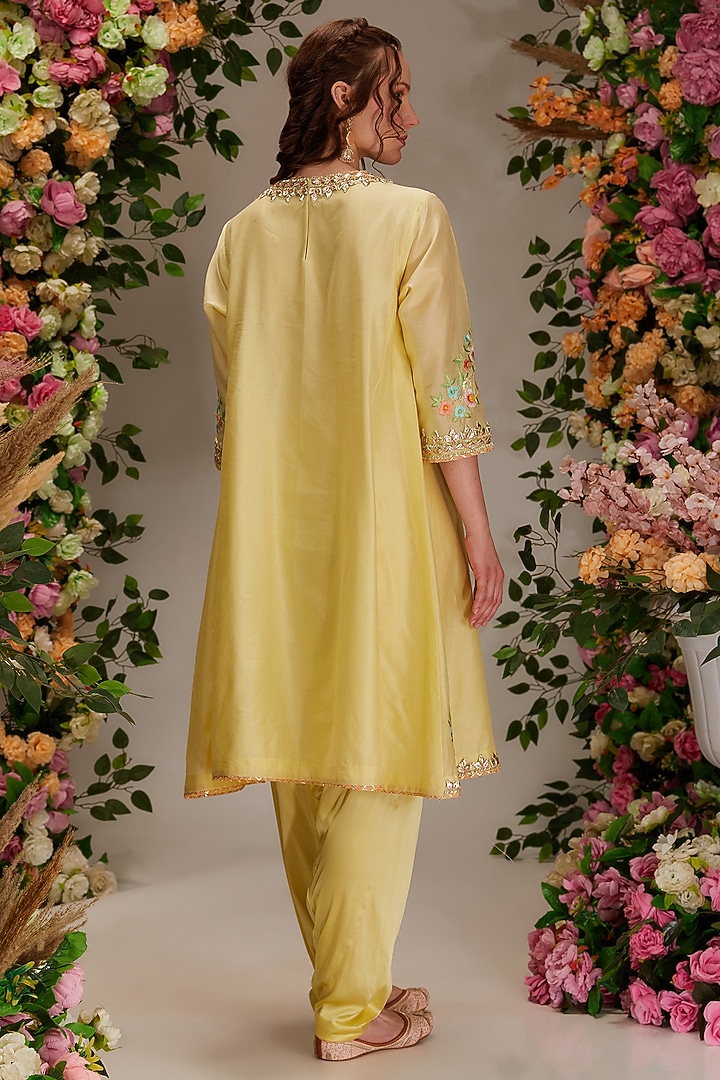 Yellow Chanderi Resham Work Kurta Set by saina kapoor at Pernia's Pop Up Shop