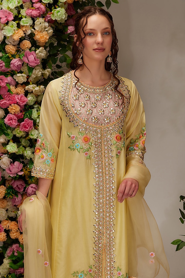 Yellow Chanderi Resham Work Kurta Set by saina kapoor at Pernia's Pop Up Shop