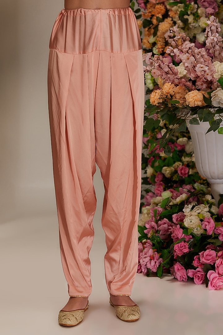 Peach Chanderi Resham Embroidered Kurta Set by saina kapoor at Pernia's Pop Up Shop