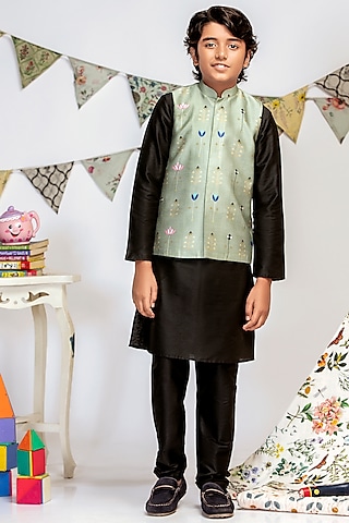 Green Printed Bundi Jacket With Kurta Set For Boys by Payal Singhal Kids
