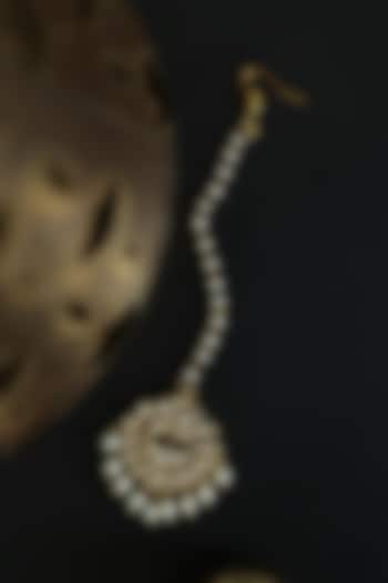 Gold Finish Kundan & Pearl Maang Tikka by Paisley Pop at Pernia's Pop Up Shop