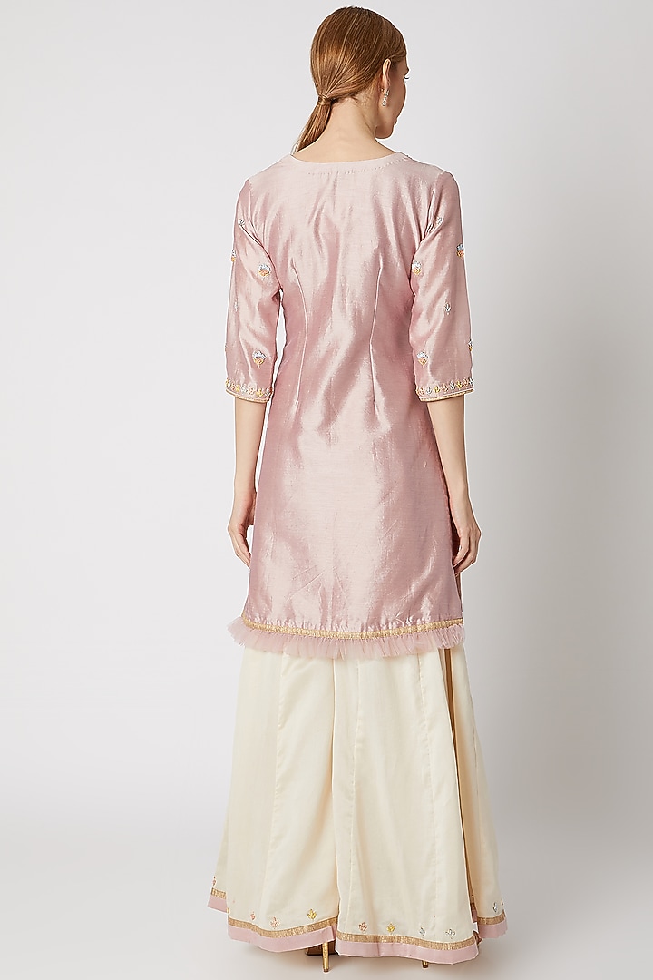 Salmon Pink & Ivory Hand Embroidered Kurta Set by Priti Sahni at Pernia's Pop Up Shop