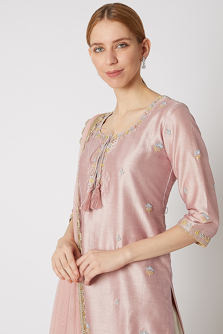 Salmon Pink & Ivory Hand Embroidered Kurta Set by Priti Sahni at Pernia's Pop Up Shop