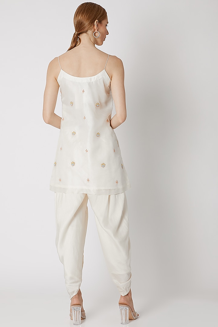 Ivory Floral Embroidered Kurta Set by Priti Sahni at Pernia's Pop Up Shop