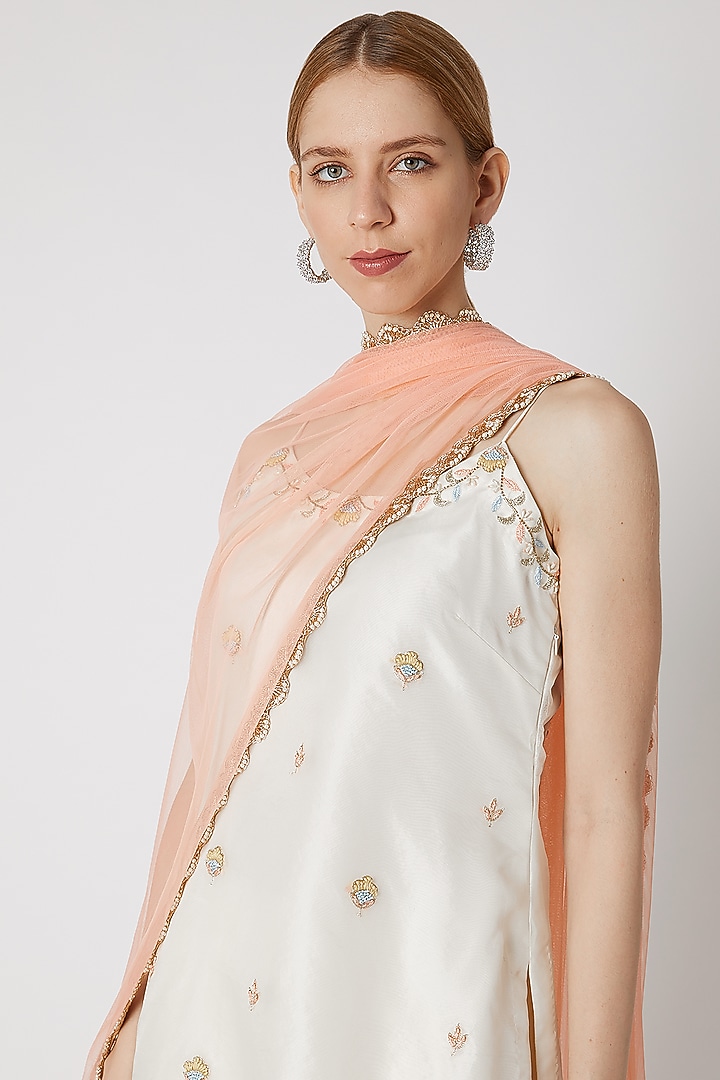 Ivory Floral Embroidered Kurta Set by Priti Sahni at Pernia's Pop Up Shop